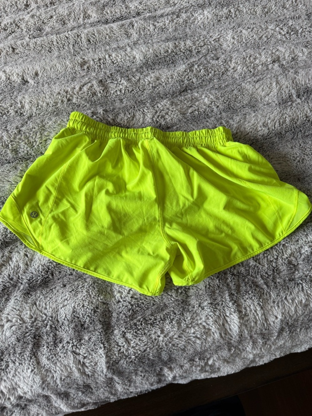 Lululemon highlight Yellow-Green Hotty hot Shorts - Picture 3 of 3